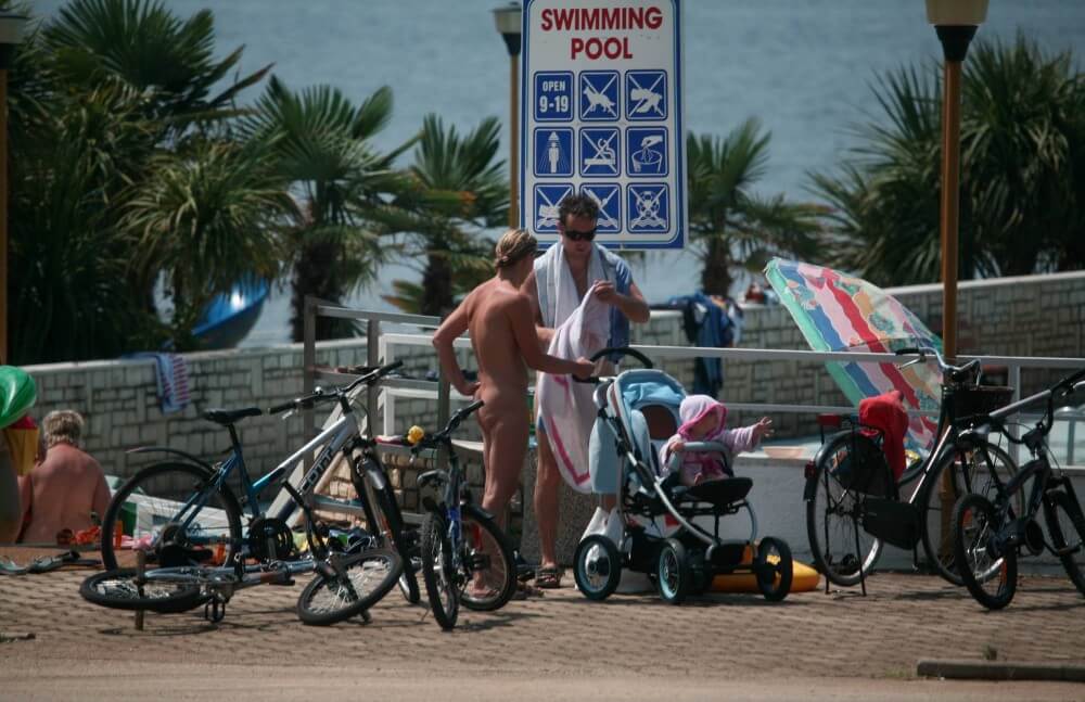 Poolside Camp Gathering pics - Freedom is part of naturism