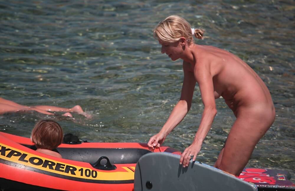 Red Boating for Two Nudists pics - There are many politicians among nudists