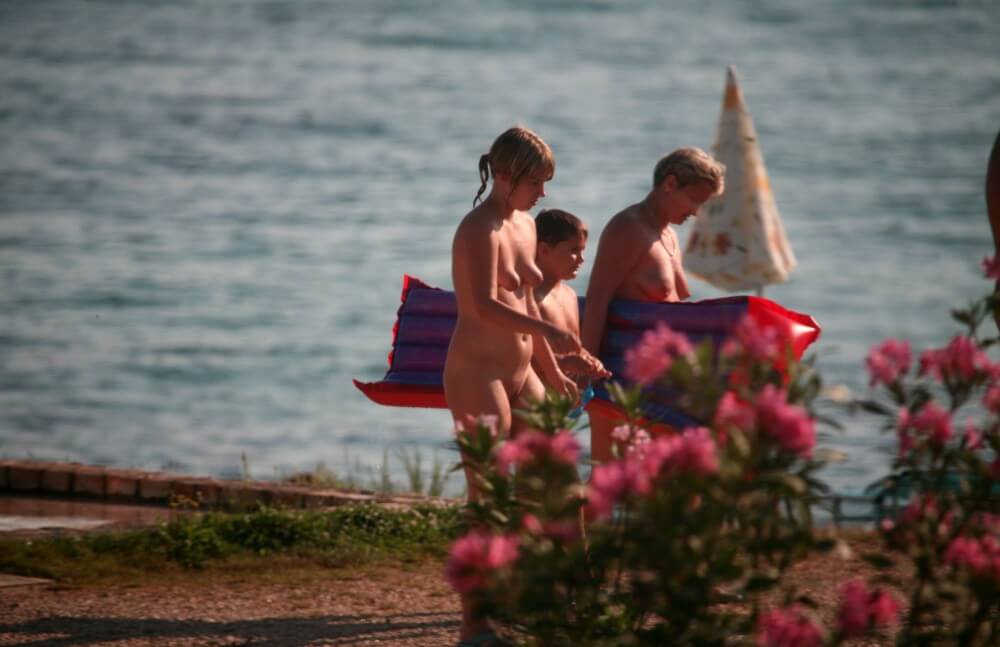 Dusk Til Dawn Showering phoros - Watching naked nudists