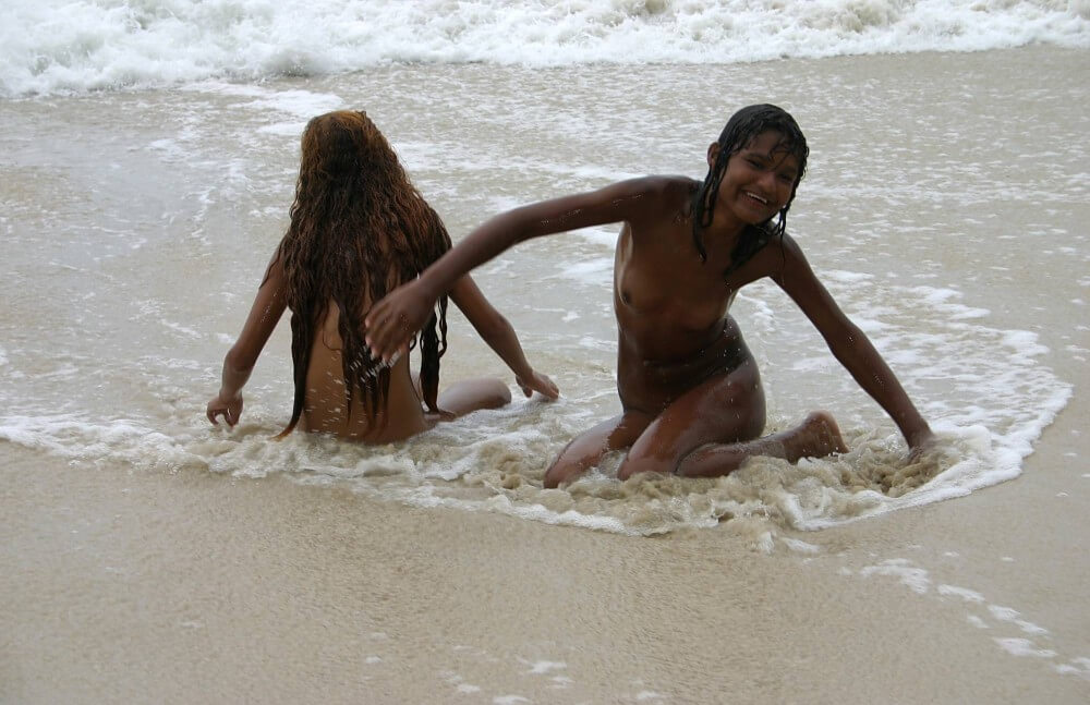 Brazilian Sand Playground pics - A naked person is asexual among nudists