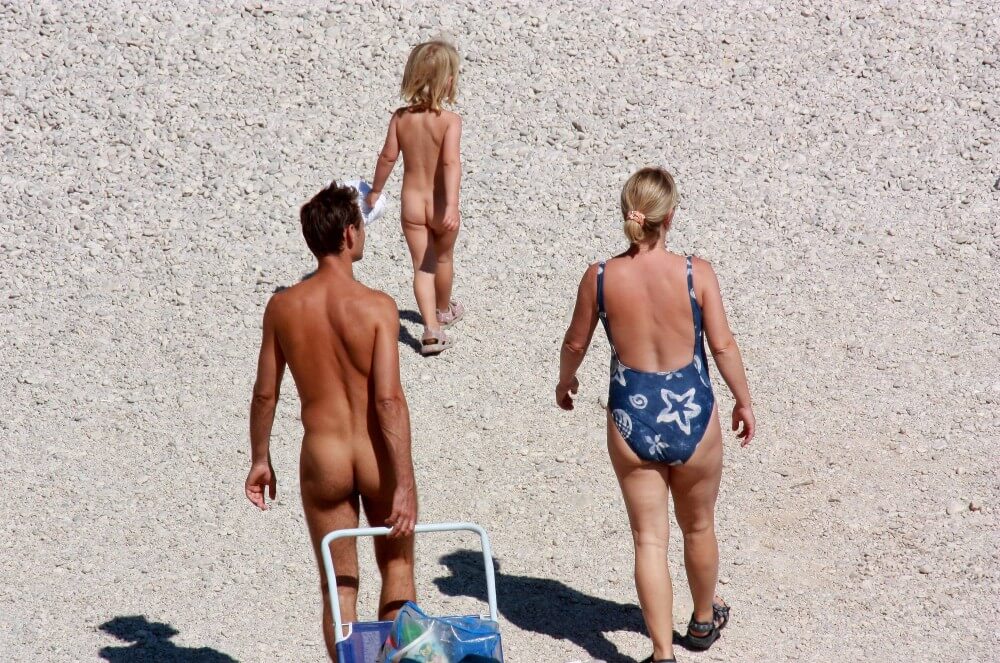 Beach Voyage Nudism Life pics - This practice of going nude was embraced by the highest ranks of the aristocracy