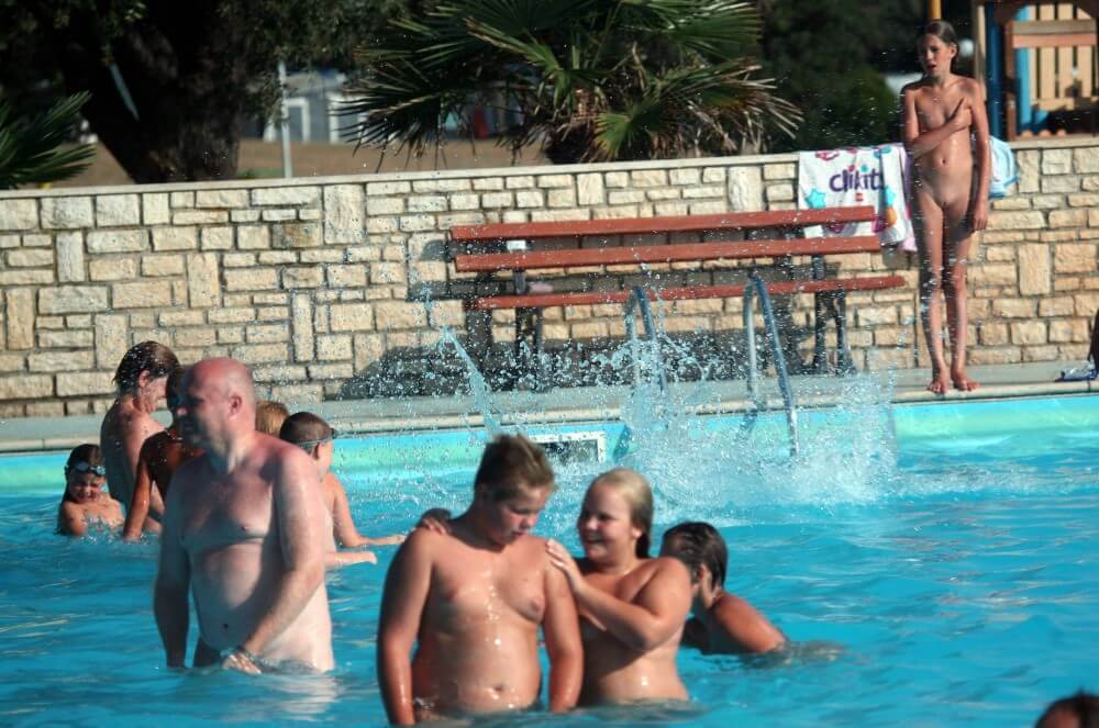 Naturist Pool Girls Profile pics - Nudism and natural harmony