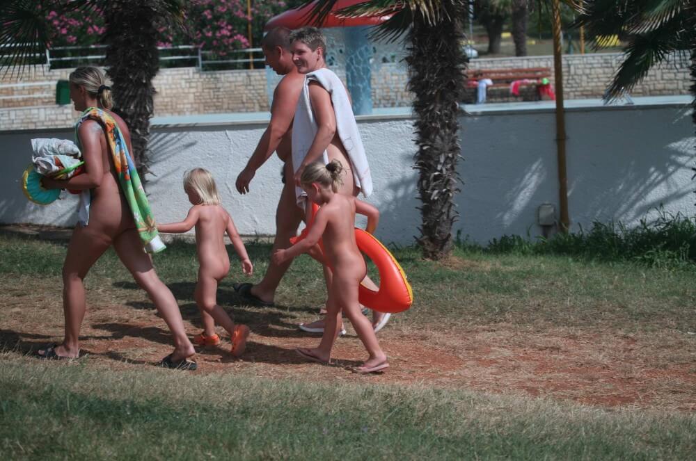 Naturist Family Movement pics - Nudism helps improve health and boost self-confidence
