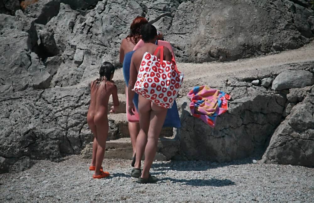 Calling To Go Home pics - Ordinary Citizens Consciously Practicing Nudism