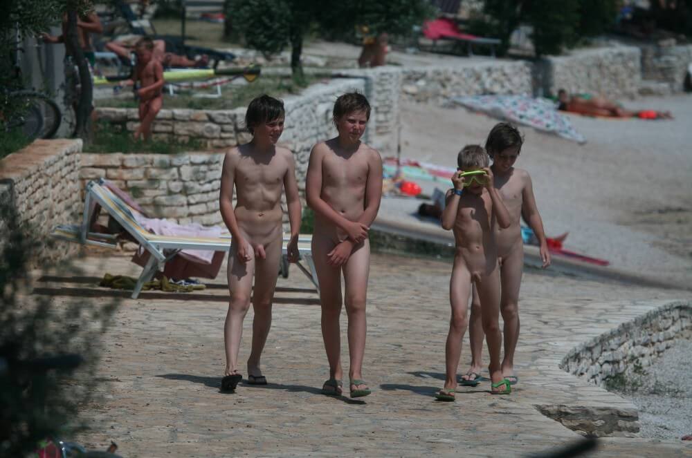 Shore walking nude - The foundations of naturist philosophy
