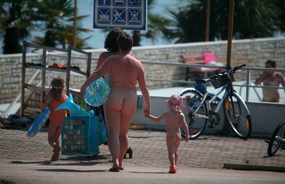 Pool Outskirt Nude Guests pics - Lightheartedness and ease are characteristic features of the practice of nudism and naturism
