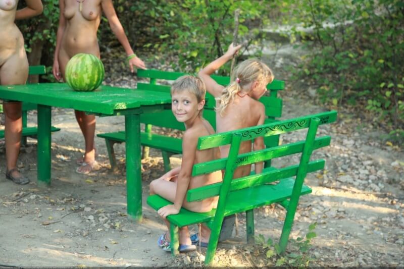 Naturists green picnic photos - Nudists value simplicity and openness