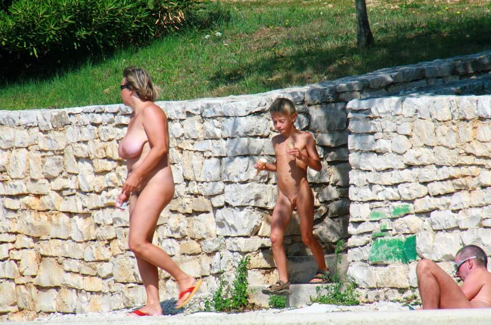 Ula FKK Wall-Side Families pics - Sincerity is the foundation of the nudist lifestyle
