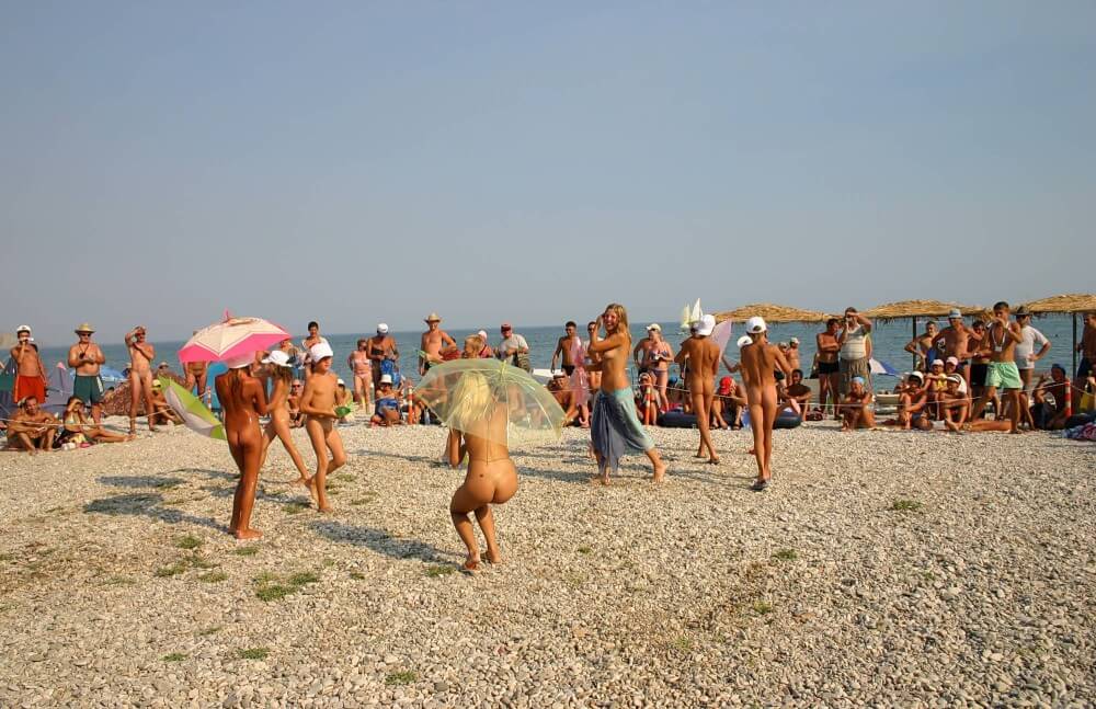 Ribbon and Umbrella Dance pics - Nudity is an expression of naturalness and sincerity