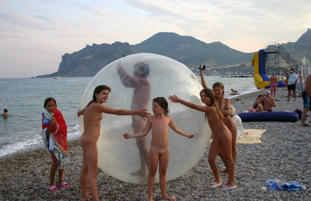 Pics Walk on the Beach Balloon - The equality of body and spirit is an important idea in the practice of nudism and naturism