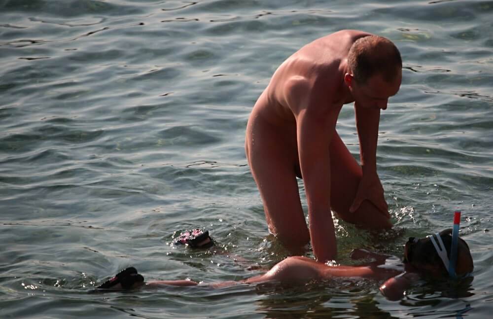 Father Floats His Daughter pics - Nudism brings joy to life