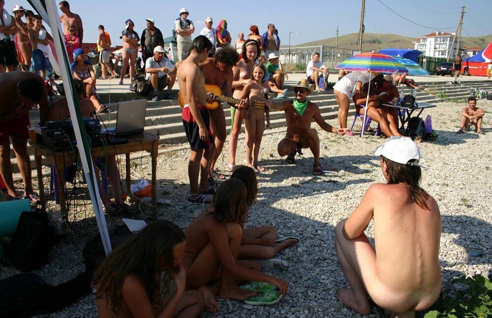 Nude Party By The Steps pics - Nudism promotes happiness and well-being