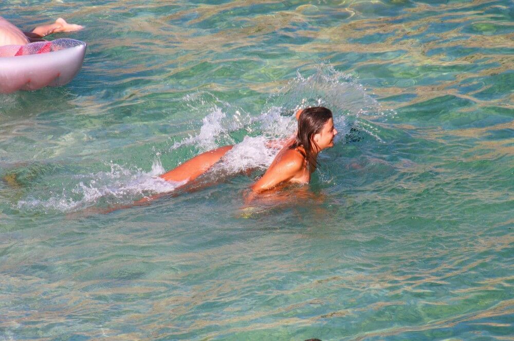 Ula FKK Teen Shore Run pics - Nudists relax beautifully—a sight to behold